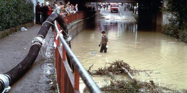 Lavori a Firenze durante un'alluvione