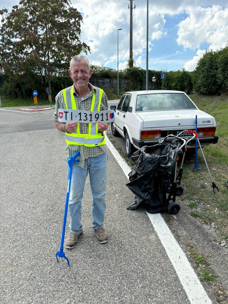 Volontario con targa svizzera rimossa