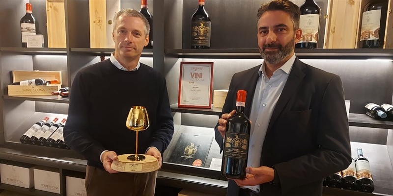 Il vino rosso "Molino degli Innocenti" di Torre a Cona a Rignano, premiato come "Rosso dell'Anno"