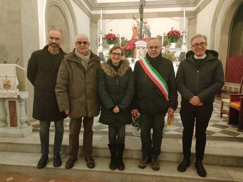 Da sinistra il dott. Pier Tommaso Messeri, Aldo Giovannini, la dott.ssa Veronica Massai,  il sindaco Leonardo Romagnoli e il pievano don Luciano Marchetti.