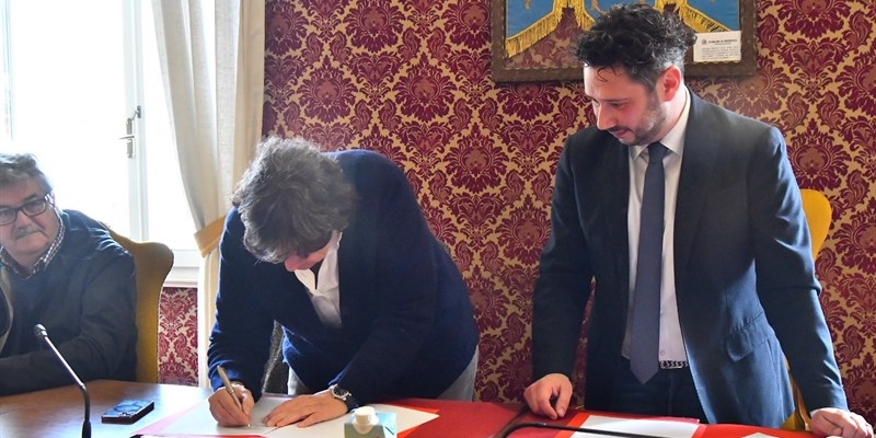 Il momento della firma.