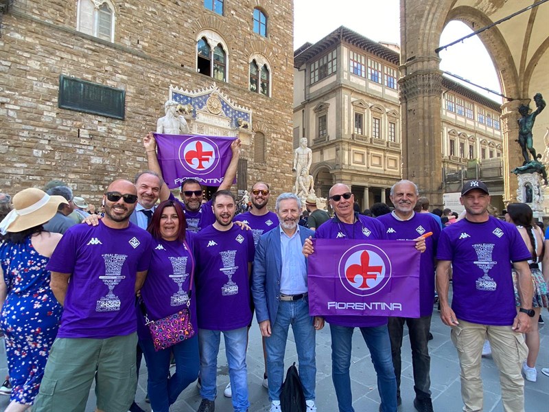 Firenze si tinge di viola