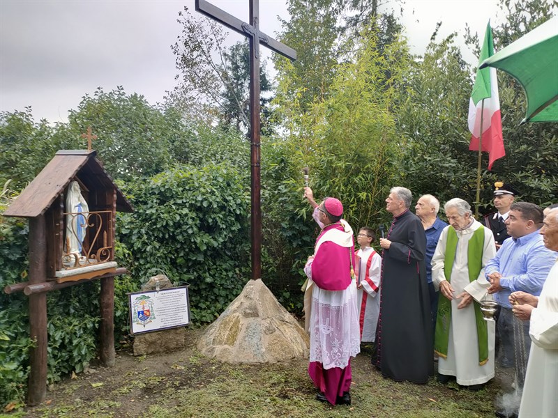 La benedizione  della Croce da parte dell’Arcivescovo di Firenze  Mons. Gherado Gambelli 