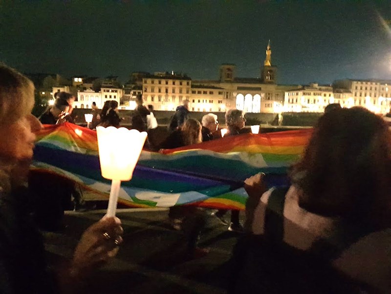 Un momento della fiaccolata della pace di ieri sera