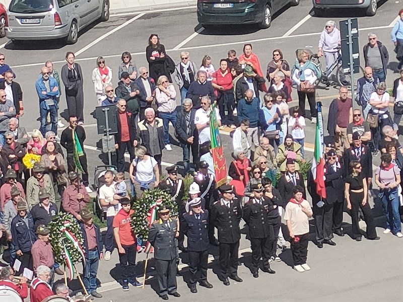 Davanti al Monumento alla Resistenza