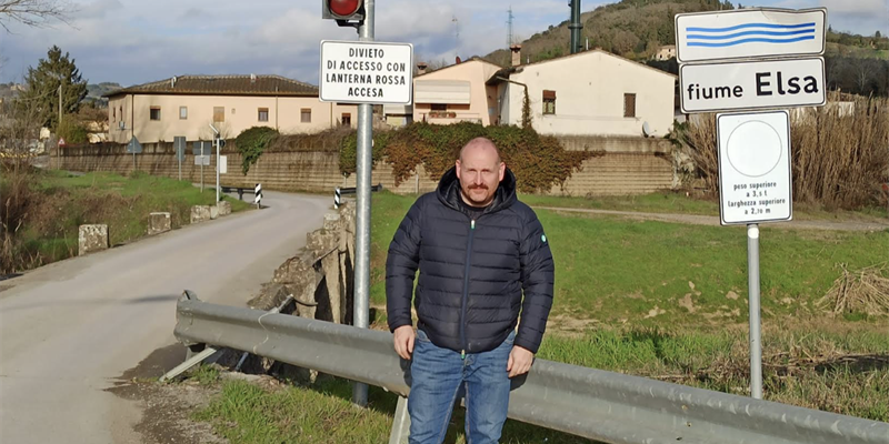 il sindaco Baroncelli sulle rive del fiume Elsa