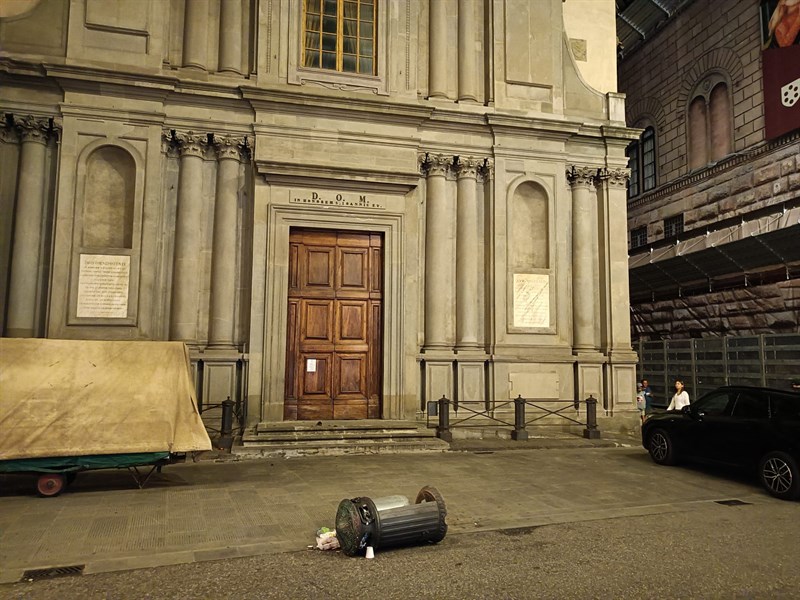 I bidoni divelti dall'aggressore