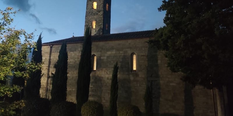 L’esterno della Pieve di San Cresci in Valcava sull’imbrunire 
