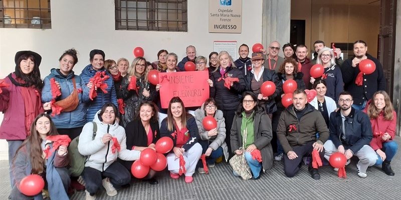 Gli operatori di Santa Maria Nuova davanti all'ingresso dell'ospedale
