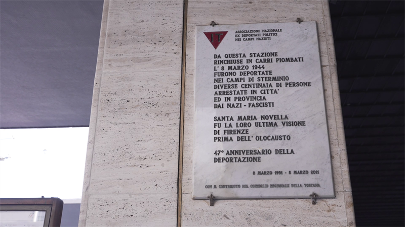 La lapide commemorativa alla stazione di Santa Maria Novella