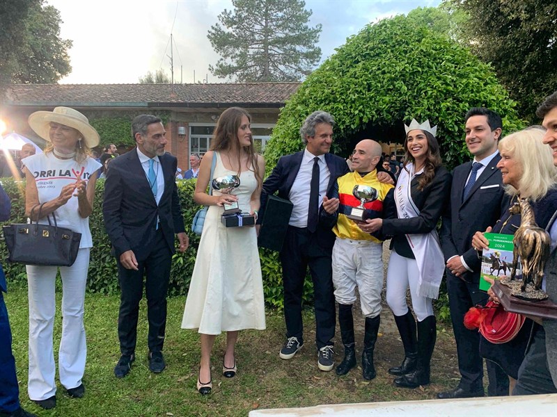 Ofelia Passaponti Miss Italia premia Dario Vargiu vincitore della 198^ Corsa dell'Arno