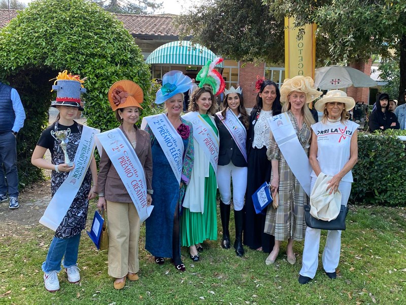 Ofelia Passaponti Miss Italia con Rosaria Frescobaldi e le vincitrici delle categorie del concorso