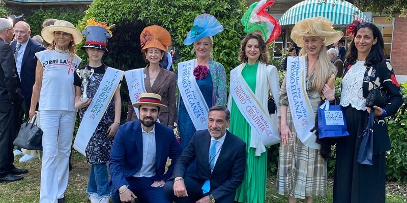 Rosaria Frescobaldi, Franco Frasconi, Carlo Meli con le vincitrici del Concorso del Cappello più bello per Corri La Vita