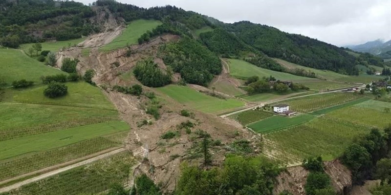 Una grossa frana vista dall'elicottero