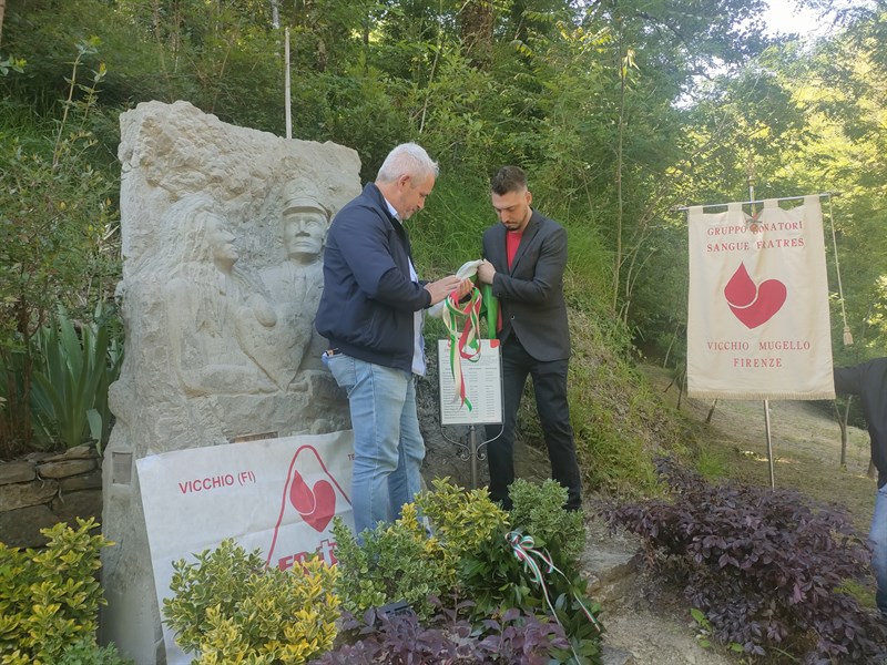 Una piccola lapide attigua al monumento dedicato ai donatori di Sangue Fratres