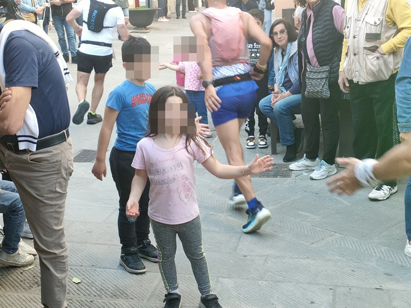 Il “batti cinque” in piazza dell’Orologio