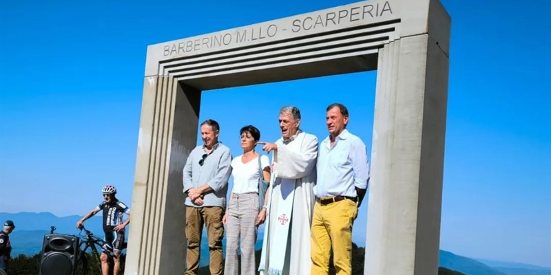 I sindaci Giampaolo Buti, Sara Di Maio e Federico Ignesti e Don Stefano Ulivi col nuovo portale in pietra serena