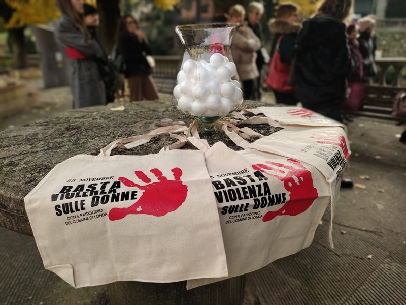 L'evento di sensibilizzazione sulla Giornata internazionale contro la violenza alle donne realizzato dagli alunni delle medie e della primaria dell' ICS Desiderio da Settignano