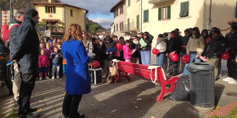 Violenza di genere, a Londa un'iniziativa organizzata dall'ICS Desiderio da Settignano: palloncini rossi e flash mob per dire “No alla violenza contro le donne”/ LE FOTO