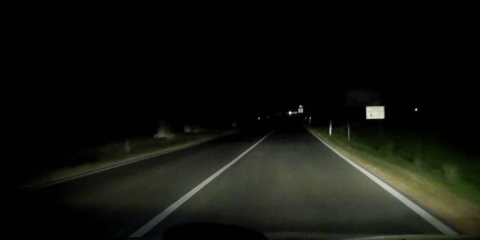 Una strada al buio. Foto di repertorio