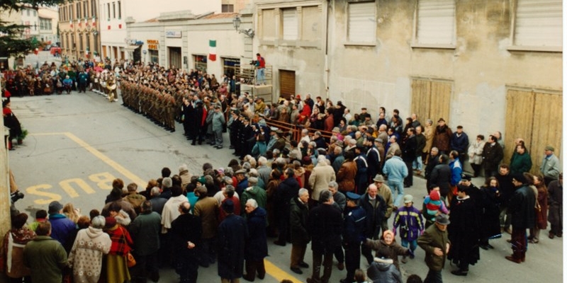 1993 – La cerimonia d’inaugurazione del Monumento alle Vittime Civili in piazza del Poggio  