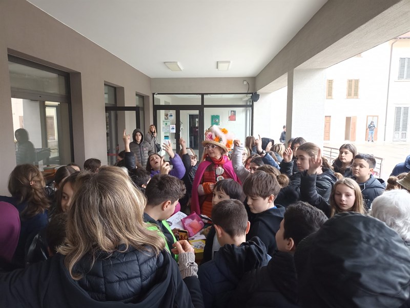 I bambini tutti intorno a Zia Caterina