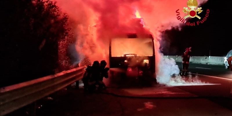 Incendio sulla A1  - Distrutto un camion che trasportava tessuti