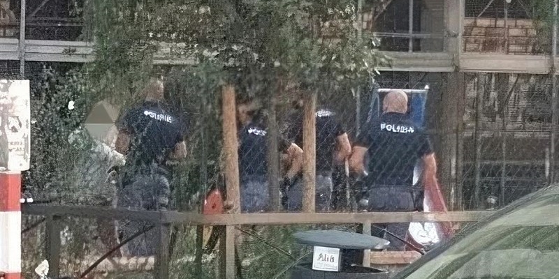 L'intervento della polizia in via Galliano