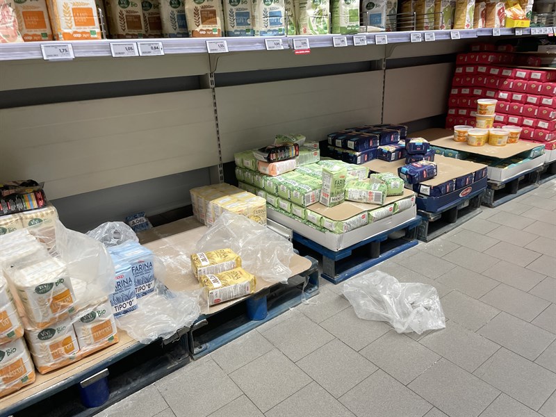 Gli scaffali vuoti del supermecato