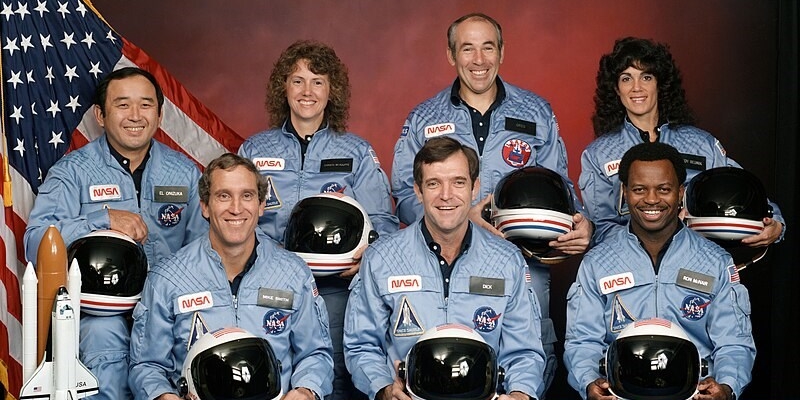 1986-Esplosione in cielo.Prima fila da sinistra a destra: Michael John Smith, Dick Scobee e Ronald McNair. Seconda fila da sinistra a destra: Ellison Onizuka, Christa McAuliffe, Gregory Jarvis e Judit