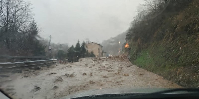 l'acqua sulla strada a Fontebuona