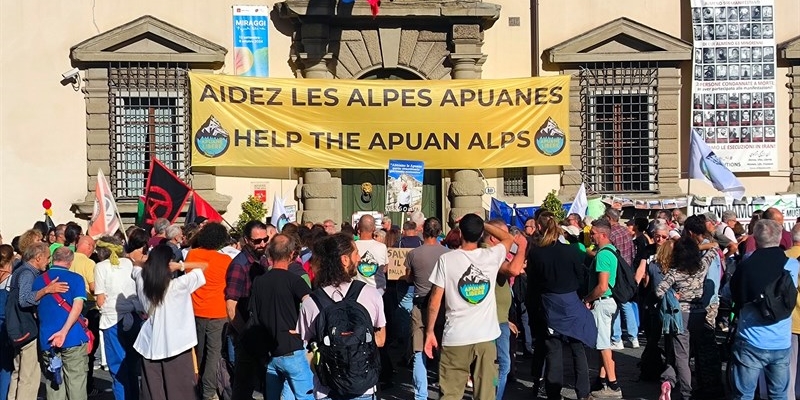 Manifestazione a Firenze contro la devastazione delle montagne toscane: oltre 250 attivisti si radunano sotto la Regione