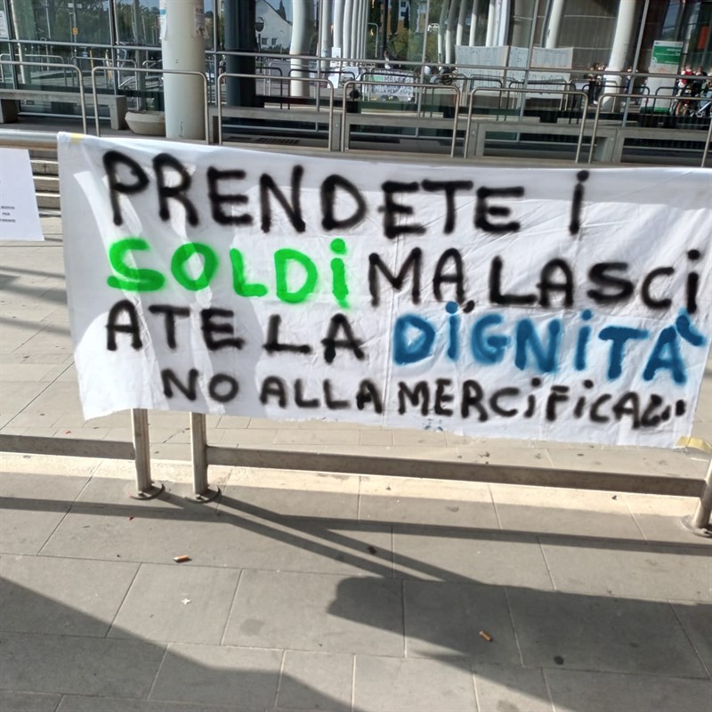 La manifestazione davanti a Careggi