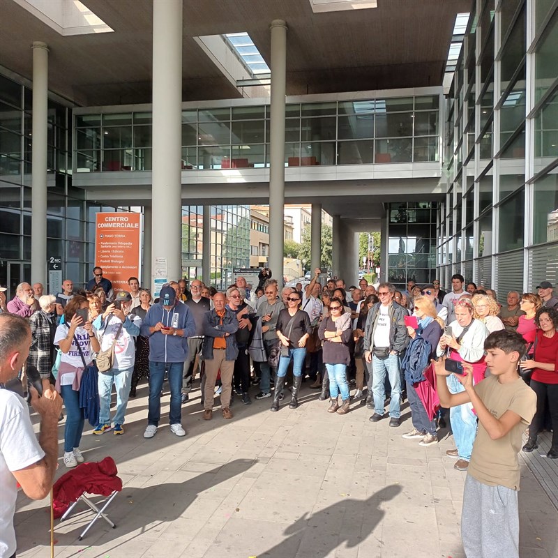 La manifestazione davanti a Careggi