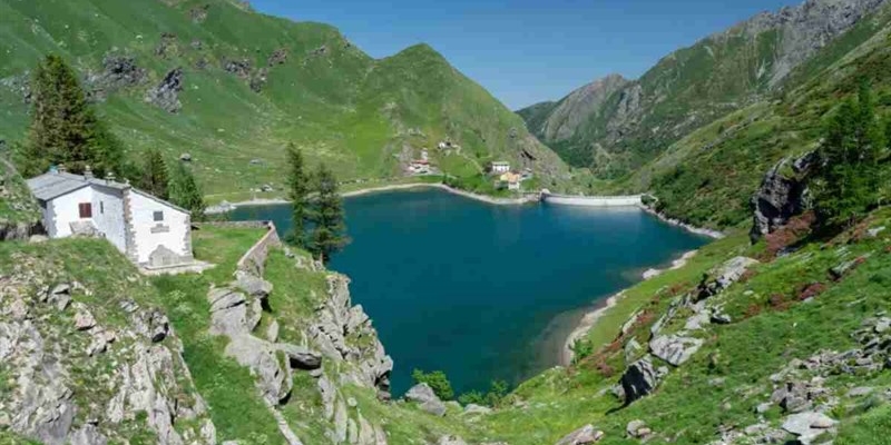 La chiesa immersa in un lago che lascia il mondo senza fiato: un gioiello italiano - okmugello.it