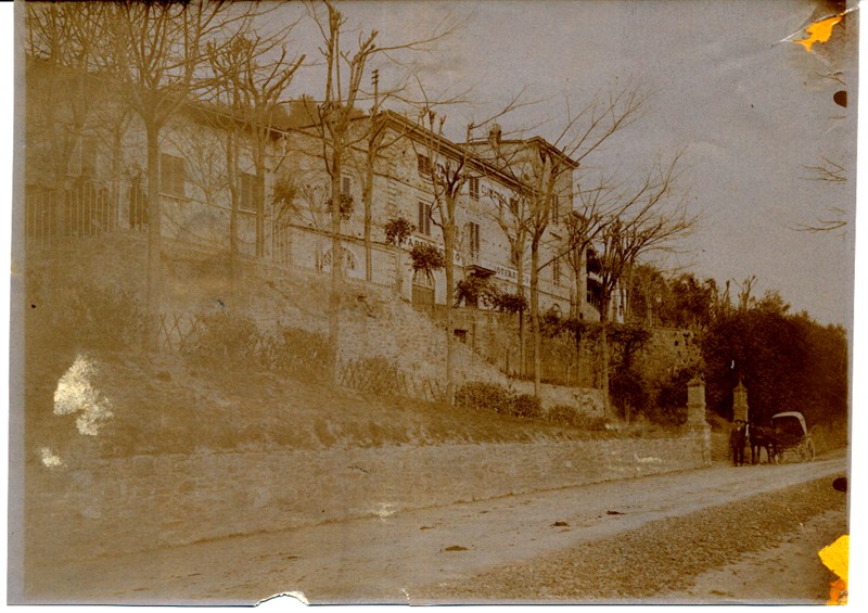 Primi del ‘900 (1905 ca.). Ingresso di Ronta di Mugello dov’era ubicato il grande stabilimento Idroterapico Andreani. (Foto Avv. G. Ungania – collezione A. Giovannini)   