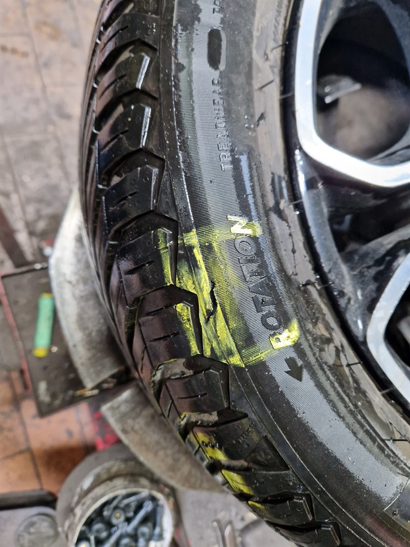 Autovettura con gomme squarciate