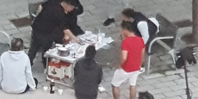 Apparecchiatura e grill in piazza