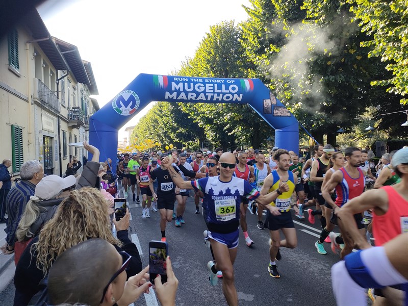 La partenza del coloratissimo plotone  