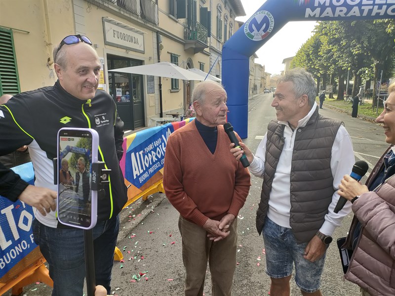 Viene intervistato Piero Barletti vincitore della Maratona del 1975.