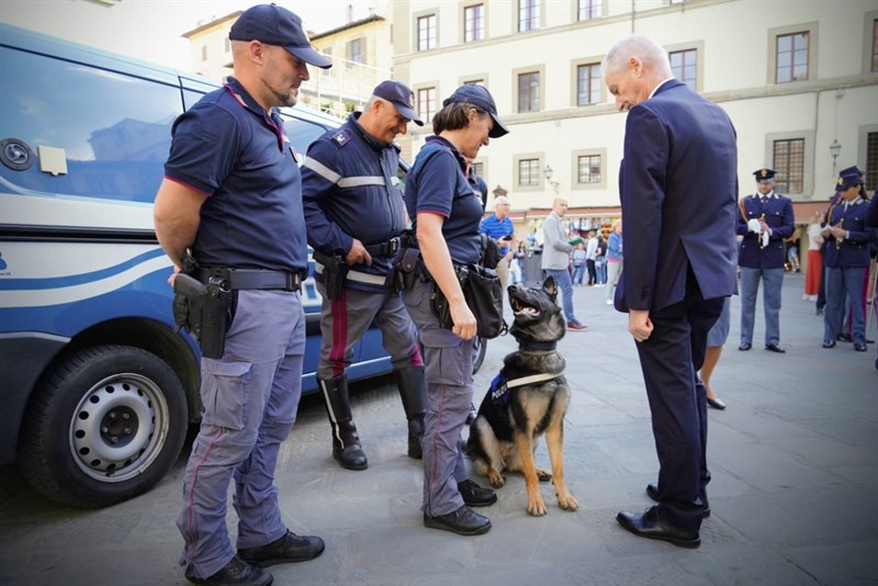 Auriemma saluta i poliziotti, anche quelli a 4 zampe