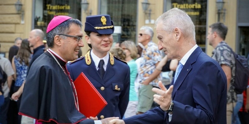 Monsignor Gherardo Gambelli saluta il questore Auriemma