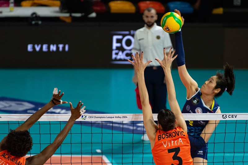 Savino Del Bene Volley e l’Eczacıbaşı in una azione di gioco.