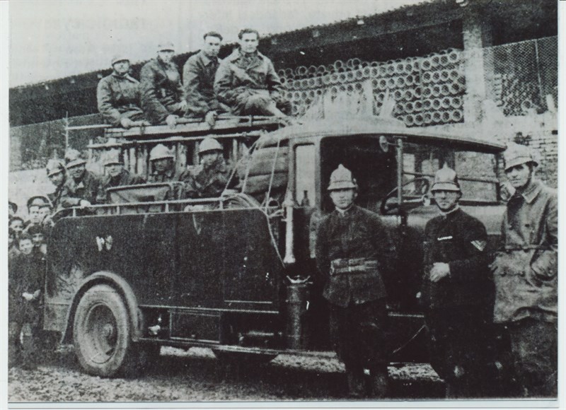 
Una storica immagine dei pompieri dopo aver domato un grande incendio presso le Fornaci Brunori nel 1934.