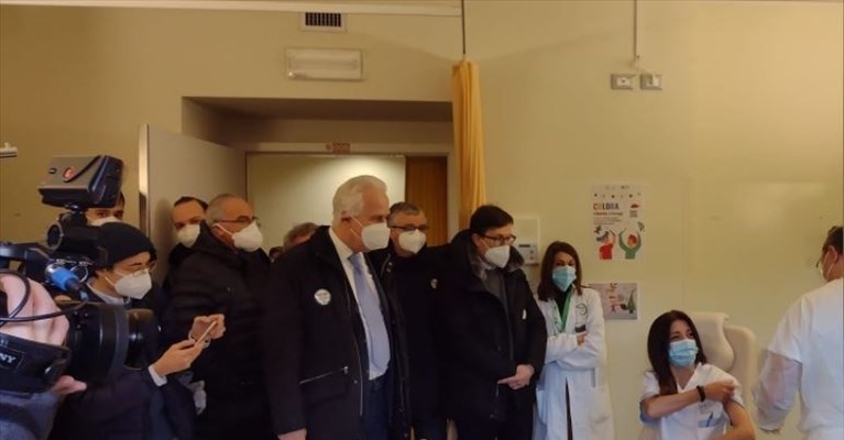 la vaccinazione con assembramento di questa mattina al Cto