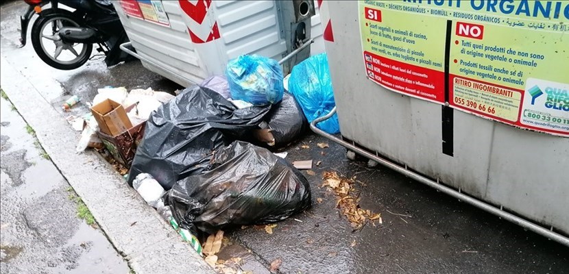 cassonetti straripanti