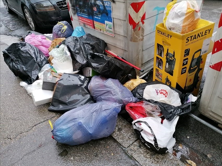 cassonetti straboccanti