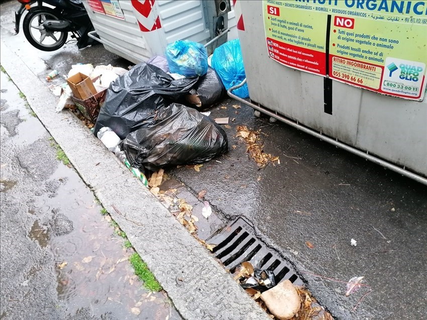 cassonetti straboccanti