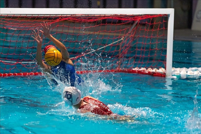 Il portiere della Vela Nuoto Ancona Aurora Andreoni (1) para il tiro della giocatrice della Rari Nantes Florentia.