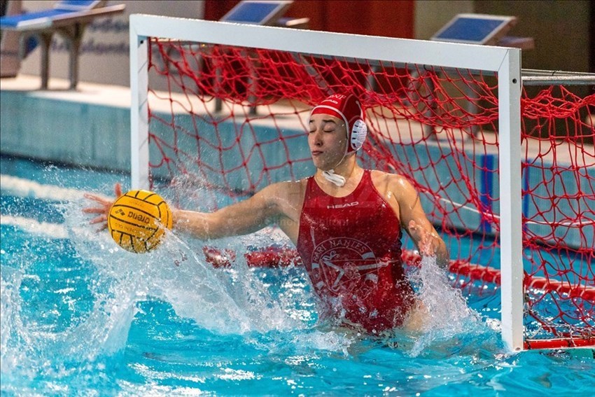 Il portiere della Rari Nantes Florentia Caterina Banchelli (1),  protagonista di splendide parate e di insuperabili gesti atletici.